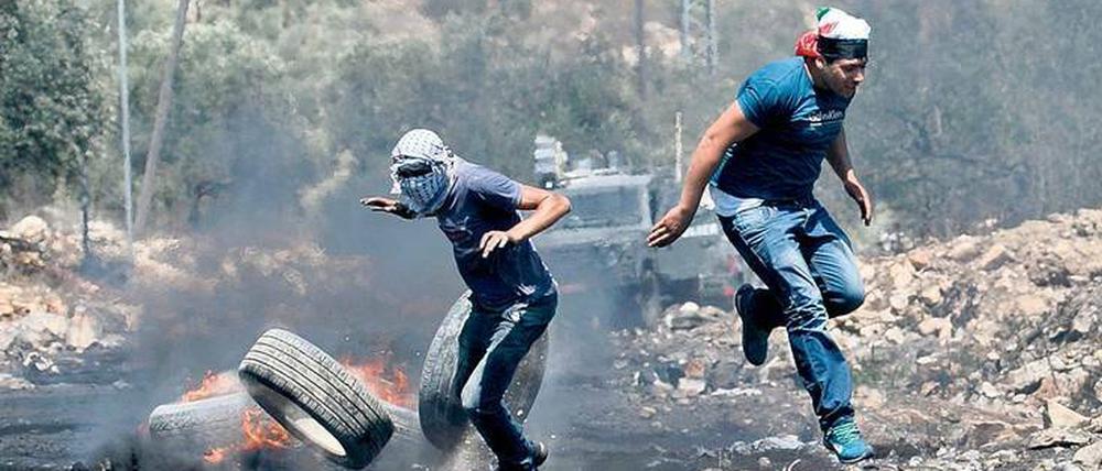 Kreislauf der Rache. Nach Protesten gegen die Enteignung palästinensischen Bodens im israelisch besetzten Westjordanland kommt es am 14. Juli 2017 in Kfar Qaddum, nahe Nablus, zu gewaltsamen Auseinandersetzungen. Hier fliehen die Palästinenser vor den israelischen Sicherheitskräften. 