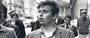Unter dem Pflaster der Strand. Der 23-jährige Daniel Cohn-Bendit am 6. Mai 1968 vor der Sorbonne-Universität in Paris. Foto: AP