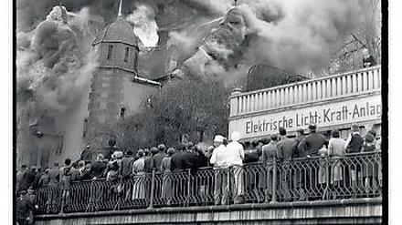 Schreckensbild: Der Brand der Synagoge am Obergraben in Siegen am 10. November 1938.