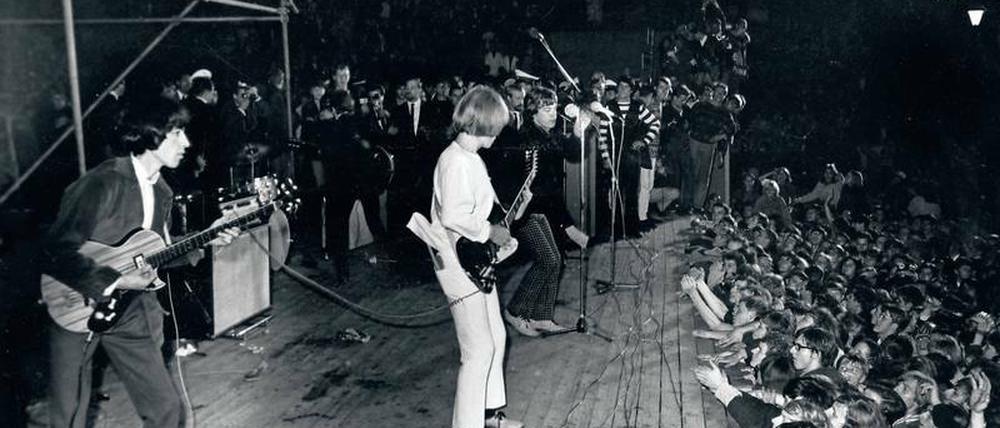 Als die Bravo tonangebend war und rebellische Bands präsentierte. Die Rolling Stones am 15. September 1965 in der Berliner Waldbühne, kurz vor Abbruch des Konzerts. 