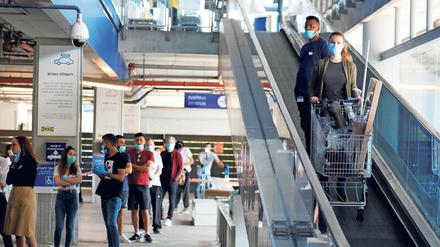 Erst die Marktwirtschaft, dann der Schutz der Hochrisikogruppen? Menschenschlange in einem israelischen Ikea-Markt, der letzte Woche wiedereröffnet hat.