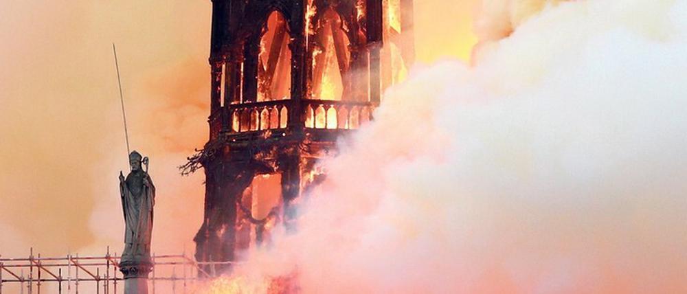 Schockmoment. Notre-Dame in Flammen (April 2019). 