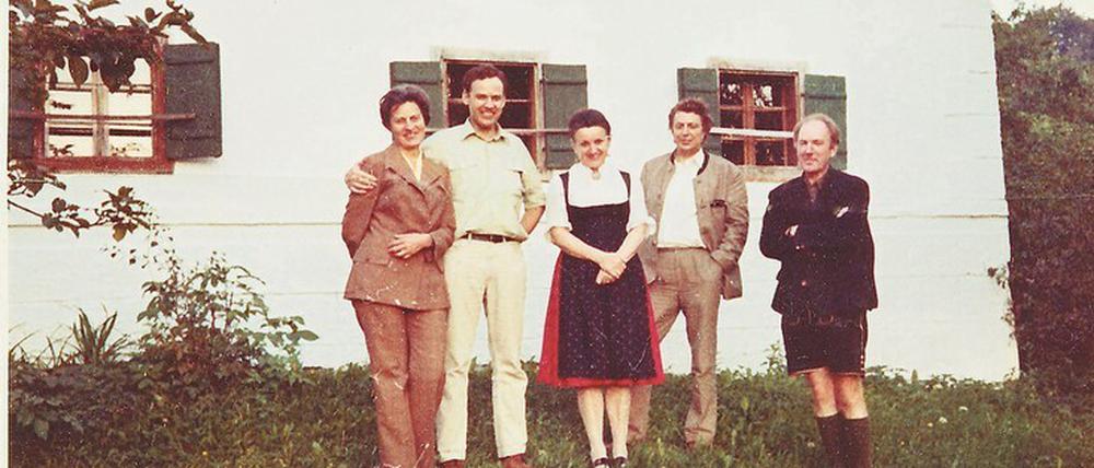 Gruppenbild mit Schriftsteller: Peter Fabjan mit seiner ersten Frau Mágda (li.), das befreundete Ehepaar Grete und Viktor Hufnagel sowie rechts am Rand: Thomas Bernhard, in den siebziger Jahren. 