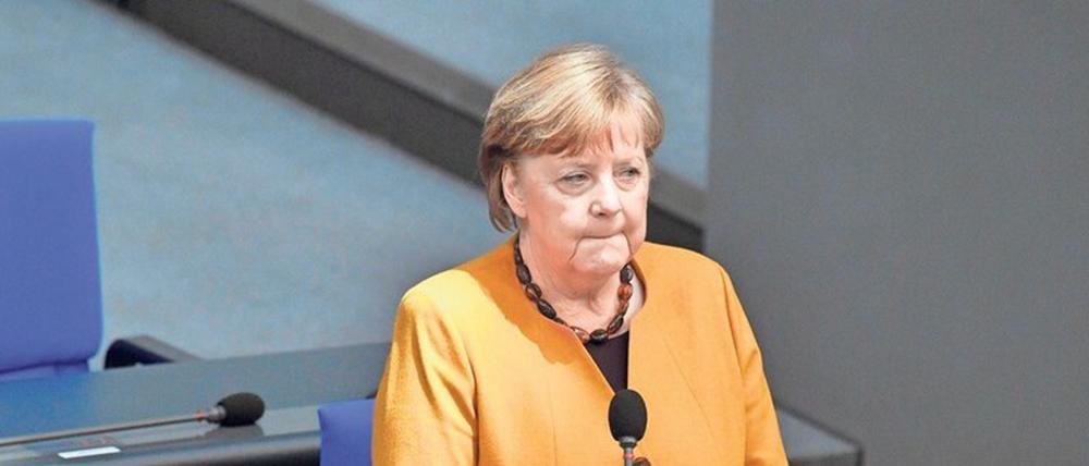 Zerknirscht mit Raute: Angela Merkel am Mittwoch im Bundestag.