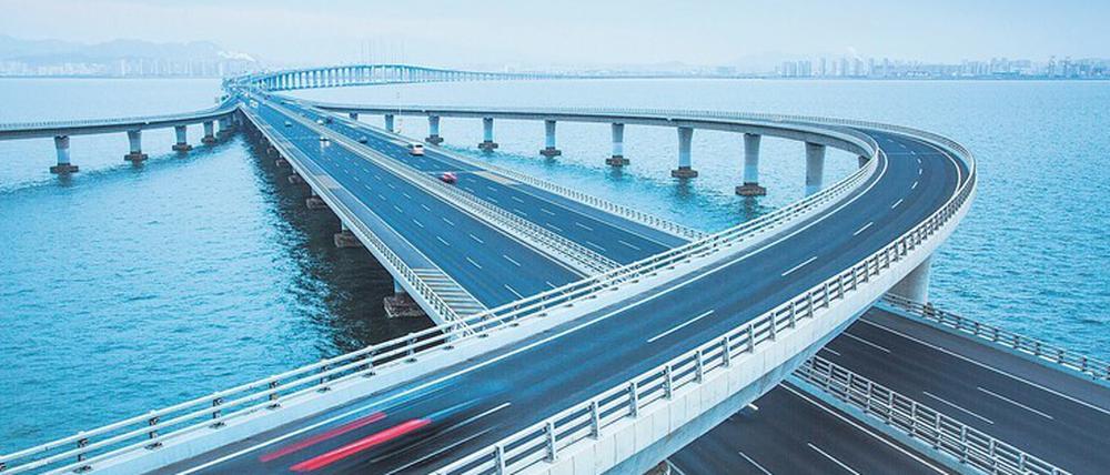 Doch den Tunnel unter dem Meer, den sieht man nicht. Die 26,7 Kilometer lange Brücke über die chinesische Jiazhou-Bucht verbindet die Städte Qingdao und Huangdao. Sie ist Teil der weltweit zweitlängsten Konstruktion ihrer Art.