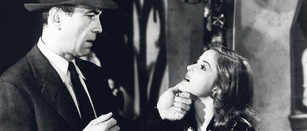 Welches dunkle Geheimnis lauert hinter diesem unschuldigen Gesicht? Humphrey Bogart in der Rolle des Philip Marlowe befragt Martha Vickers.