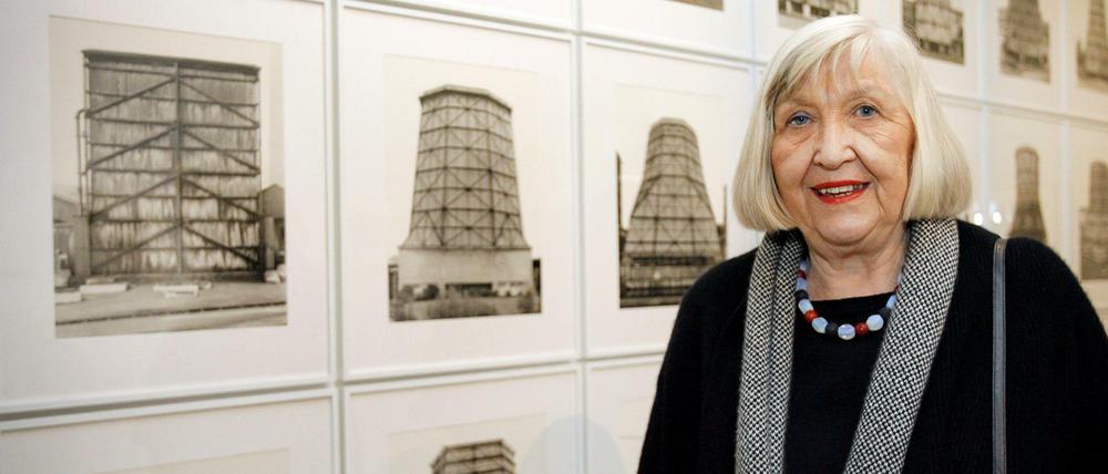 Turm an Turm. Die Fotografin Hilla Becher steht am 02.10.2008 im Musee d'Art Moderne de la Ville in Paris vor ihrer Fotoserie "Kühltürme".