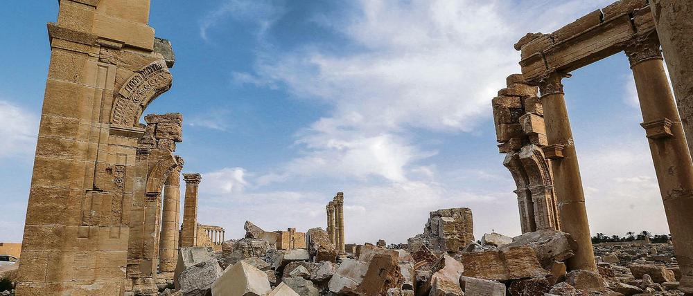 Der zerstörte große Torbogen an der Prachtstraße von Palmyra. 