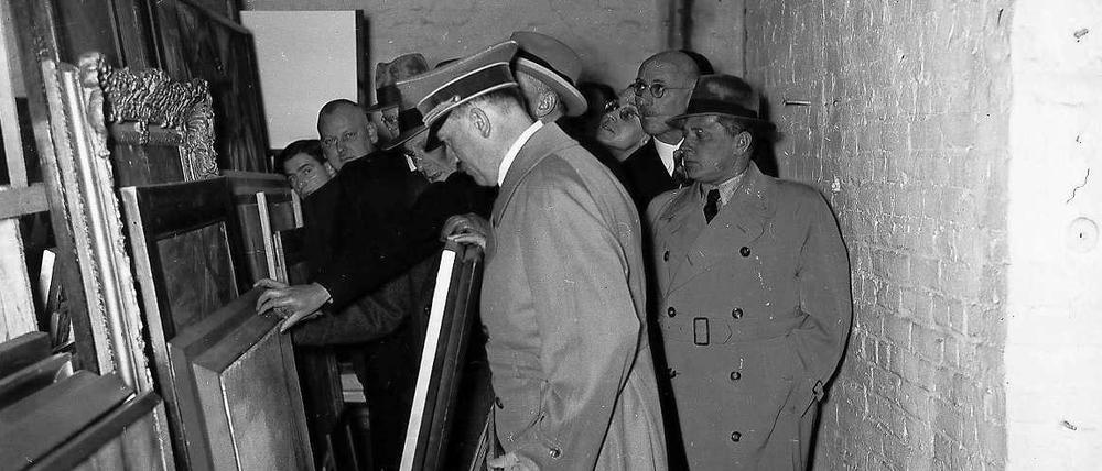 Adolf Hitler besichtigt beschlagnahmte Kunstwerke am 13. Januar 1938 im Berliner Viktoriaspeicher, hinter ihm Joseph Goebbels. Die konfiszierten Bilder aus der Wohnung des Kunsthändlersohns Cornelius Gurlitt dürfen aus rechtlichen Gründen nicht online gezeigt werden. 