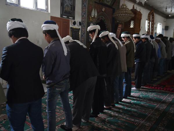 Versammlung zum Gebet. Uiguren in einer Moschee der Stadt Hotan (2015).