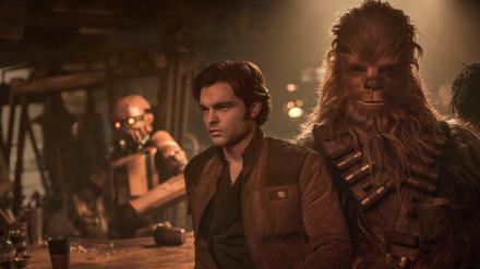 Alden Ehrenreich (l.) spielt das jüngere Alter Ego von Han Solo im Star-Wars-Prequel „Solo“.