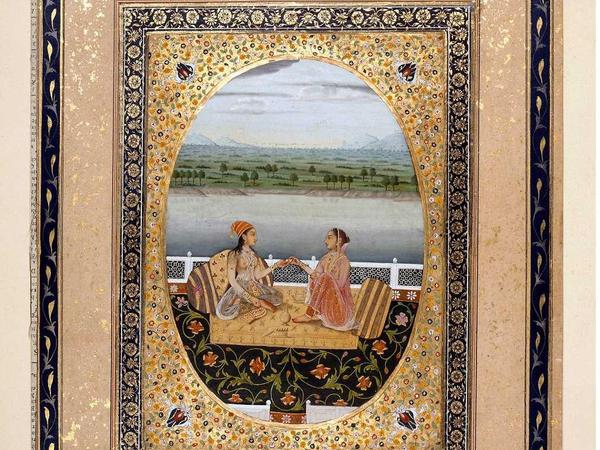 Moguldame mit ihrer Dienerin auf einer Flussterrasse vor einer atmosphärischen Landschaft. Indien, 2. Hälfte 18. Jahrhundert. Deckfarben und Gold auf Papier. Bemerkenswert an diesem Bild sind der europäisch geprägte tiefe Hintergrund mit perspektivisch gemalter Ebene und der ovale Bildausschnitt. 