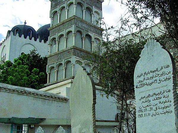  Das Mausoleum und Minarett Sidi Abderahmane in Algier. 