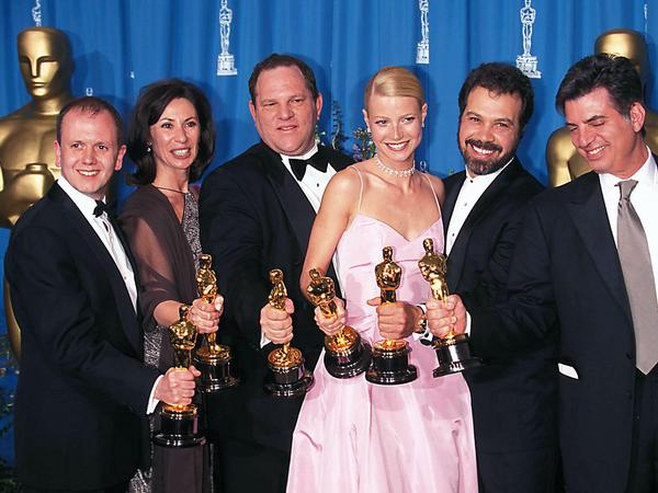 Gwyneth Paltrow gehörte zu den jungen Schauspielerinnen, denen der damalige Miramax-Chef Weinstein (l. von Paltrow) eine Karriere im Gegenzug zu sexuellen Gefälligkeiten versprach. "Shakespeare in Love" mit Paltrow in der Hauptrolle gewann 1999 sieben Oscars. 