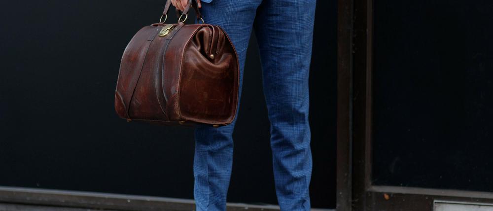 Stylish und praktisch. Mann mit Duffle Bag.