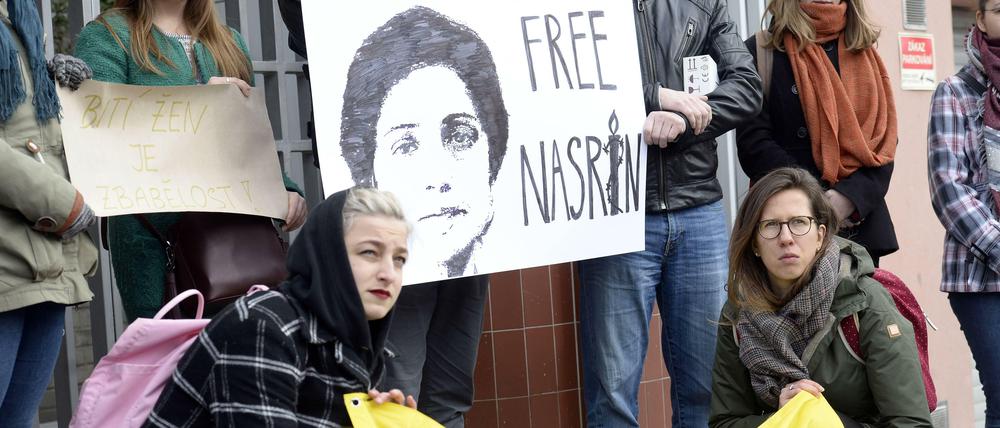 Bei Nasrin Sotoudehs Verurteilung 2019 protestieren Menschenrechtsaktivistinnen vor der iranischen Botschaft in Prag.