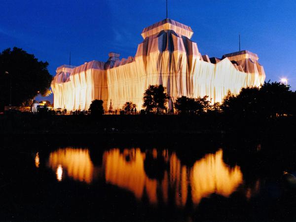 Das wahre Sommermärchen: 1995 verhüllten Christo und Jeanne-Claude den Reichstag in Berlin.