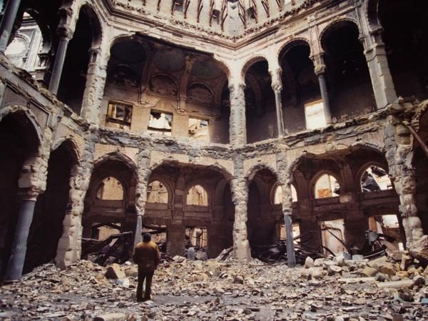 Die zerstörte Nationalbibliothek von Sarajevo im Februar 1994.