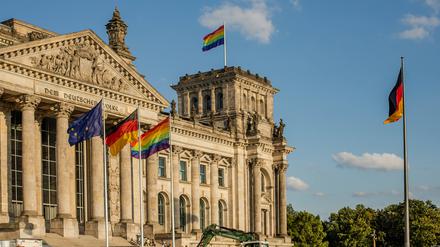 Die Regenbogenfahne auf dem Reichstagsgebäude.
