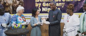 Außenministerin Annalena Baerbock und Kulturstaatsministerin Claudia Roth übergeben in Abuja erste Benin-Bronzen.