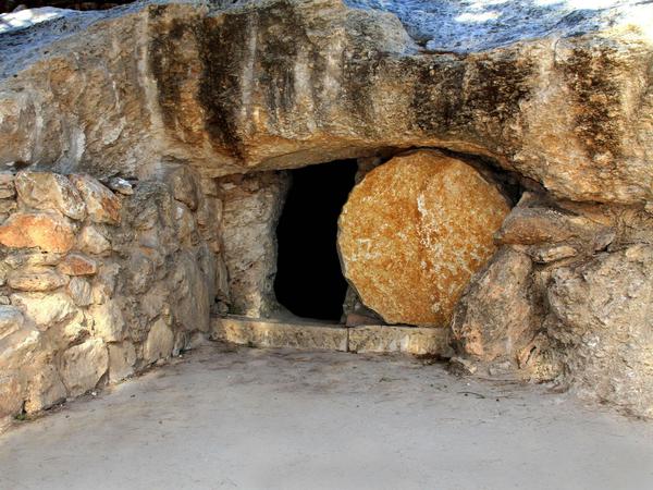 Das leere Grab. Der Stein war weggewälzt am dritten Tag nach der Kreuzigung. So steht es in der Bibel.