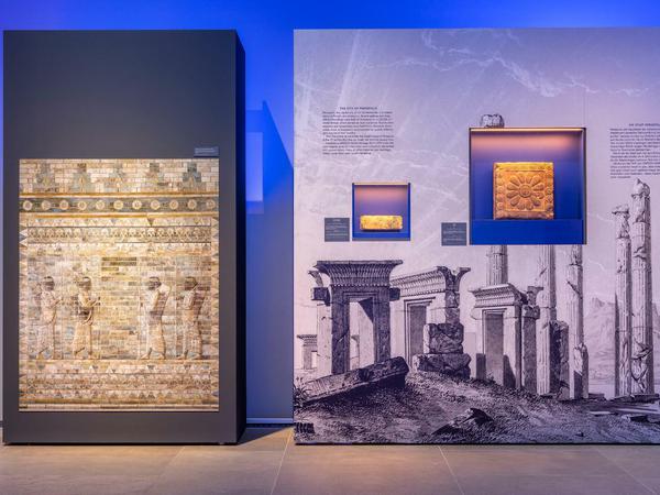 Iran. Kunst und Kultur aus fünf Jahrtausenden, Ausstellungsansicht, Kapitel Persepolis in der James-Simon-Galerie2021. 