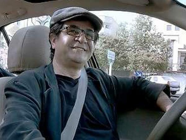 Filmregisseur Jafar Panahi als Taxifahrer in "Taxi": Der trotz Berufsverbots gedrehte Film gewann am 14. Februar auf der Berlinale den Goldenen Bären.