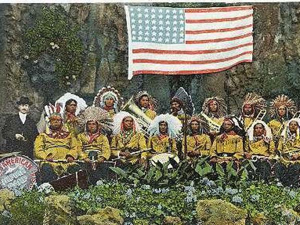 Eine Ansichtskarte von der Weltreise der "einzigen echten Nord-Amerikanischen Indianer-Konzert-Kapelle in der Welt", 1910. 