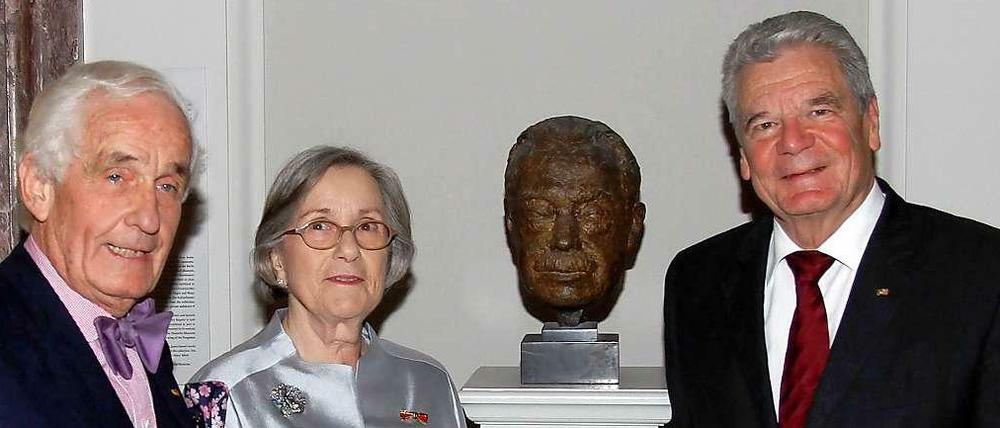 Peter Raue, Vorstandsvorsitzender der James-Simon-Stiftung, Barbara Lambrecht-Schadeberg, die aktuelle Preisträgerin sowieBundespräsident Joachim Gauck.