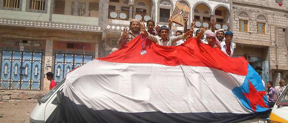 Mitglieder des Southern Movement demonstrieren mit der Fahne des früheren Südjemen in der Provinz Lahj.