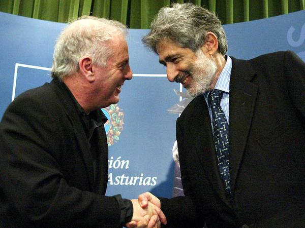 Daniel Barenboim und Edward Said (rechts) 2002 in Spanien bei der Verleihung des Prinzessin-von-Asturien-Preises für Eintracht in Oviedo.  