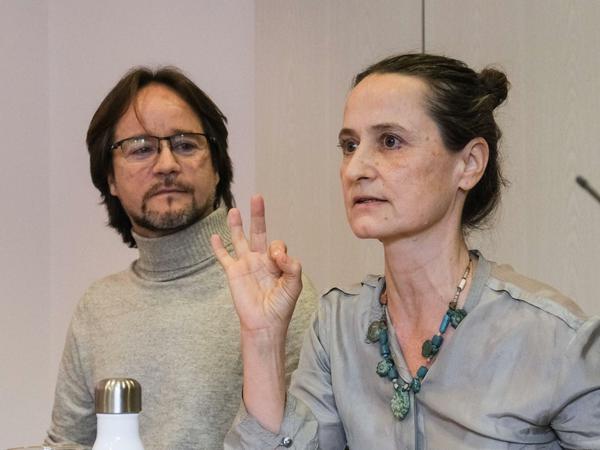 Johannes Öhman und Sasha Waltz, Tanzregisseurin bei der Pressekonferenz, auf der sie das Ende ihrer Zusammenarbeit am Staatsballett erklärten. 