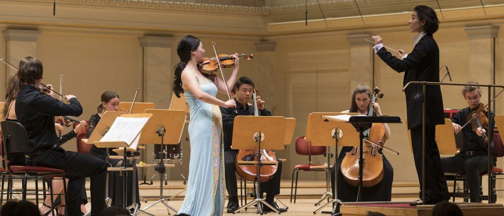 Violinistin Hyeyoon Park und Dirigentin Marzena Diakun.