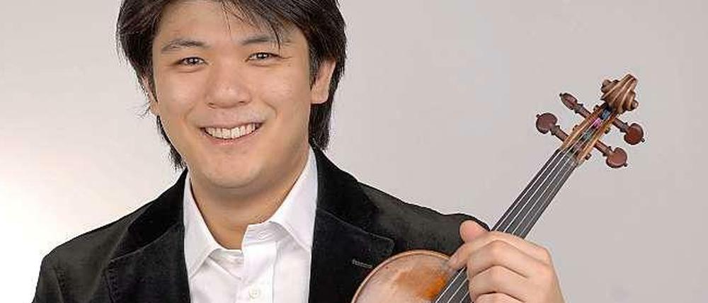 Daishin Kashimoto wurde in Tokio geboren. 1990 ging er nach Deutschland an die Musikschule Lübeck und lernte später auch in Freiburg bei Rainer Kussmaul.