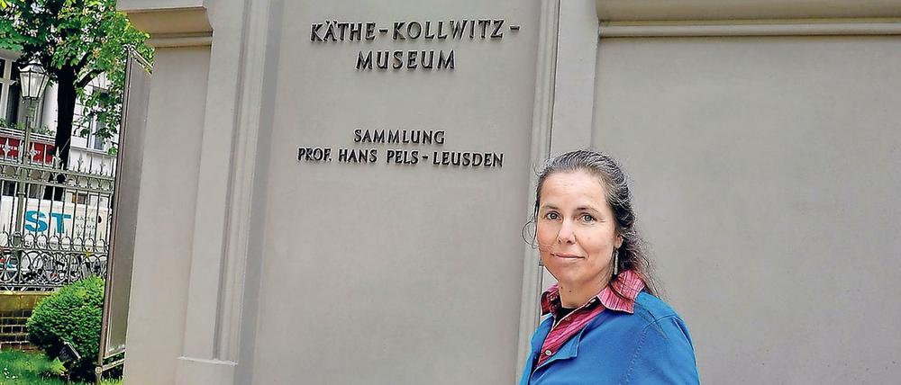 Sie geht. Die Direktorin des Käthe-Kollwitz-Museums Iris Berndt an der Plastik "Mutter mit totem Sohn" vor dem Eingang des Museums.