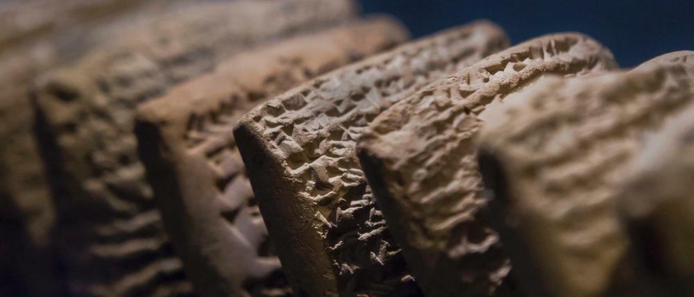 Keilschrift-Täfelchen aus der Ausstellung 'By The Rivers of Babylon' in Jerusalem 2015, datiert auf das 7. Jahrhundert v. Chr. Objekte dieser Art werden vielfach aus dem Irak und aus Syrien nach Europa geschmuggelt. 