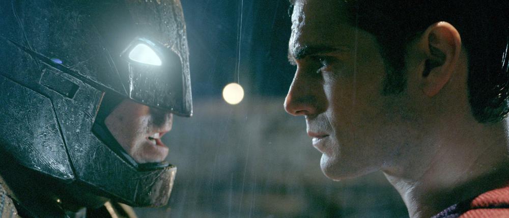 Krieg der Superhelden. Ben Affleck (l) als Batman/ Bruce Wayne und Henry Cavill als Superman/ Clark Kent in "Batman v Superman: Dawn Of Justice". 