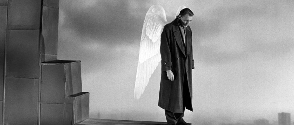 Bruno Ganz als Damiel in einer Szene des Films "Der Himmel über Berlin" 