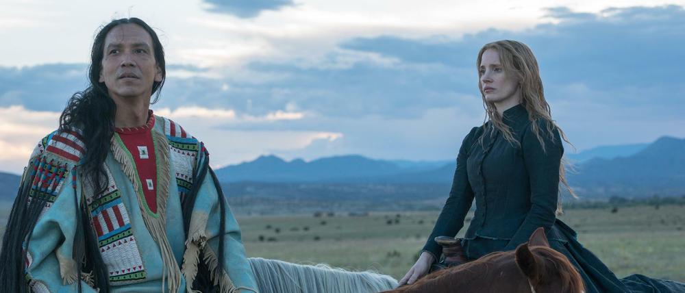 Catherine Weldon (Jessica Chastain) und Sioux-Stammeshäuptling Sitting Bull (Michael Greyeyes).