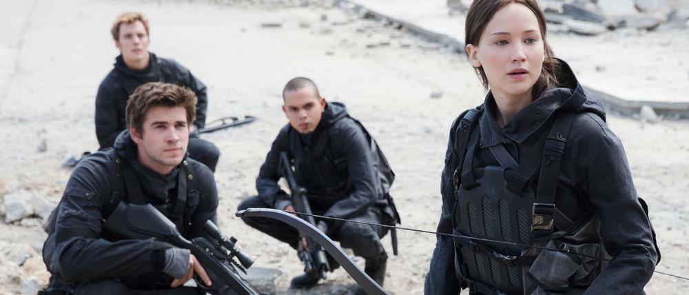 Katniss (Jennifer Lawrence. v.r.n.l.), Messalla (Evan Ross), Gale (Liam Hemsworth) und Finnick (Sam Claflin) in einer Szene des Films "Die Tribute von Panem - Mockingjay Teil 2".