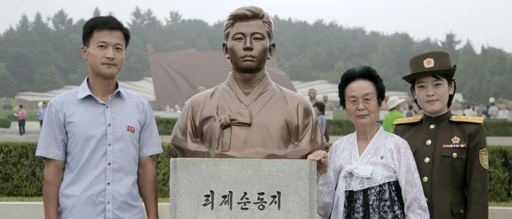 Gruppenfoto auf dem Heldenfriedhof. Der Ingenieur Ri Ju Hyok mit Großmutter Ri Ok Hee und seiner Schwester Ri Ok Kyong in Uniform. 