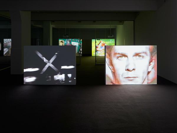 Installationsansicht der neuen Ausstellung in Düsseldorf mit "Projektion X" von Imi Knoebel (1972) und Klaus vom Bruchs "Das Alliiertenband" (1982)   