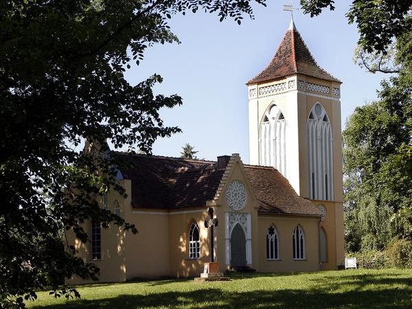 Schmuckstück mit gotischer Formenfülle. Die Dorfkirche vis-à-vis vom Schloss.