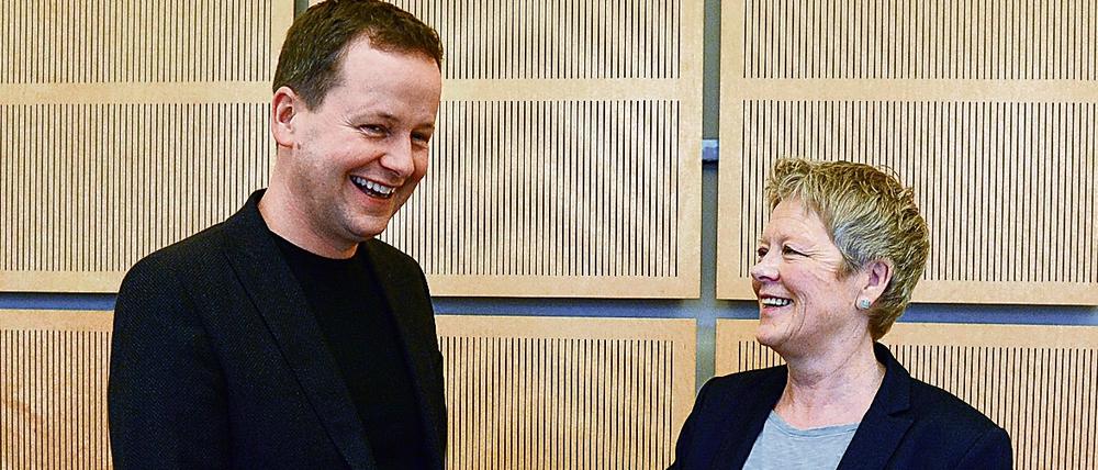 Freundschaft zwischen Berlins Kultursenator Klaus Lederer (Die Linke) und der Ausschussvorsitzenden Sabine Bangert (Bündnis 90/Die Grünen).