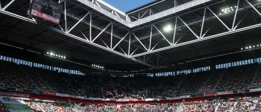  Im Düsseldorfer Fußballstadion, der «Merkur Spielarena» soll am 4. September ein Konzert mit 13.000 Zuschauern stattfinden.