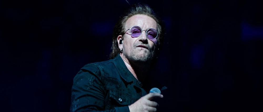 Bono, Sänger der irischen Rockband U2, beim Konzert in der Mercedes-Benz-Arena. 