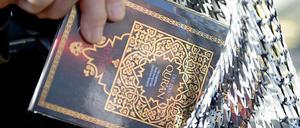 Am Wochenende verteilten Salafisten in mehreren Städten die Deutsche Ausgabe des Korans. Ihn wirklich zu verstehen dürfte Menschen ohne muslimischen Hintergrund aber sehr schwer fallen.