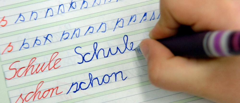 Früh üben, lange etwas davon haben. Schon in der Schule ist die Handschrift nicht ganz selbstverständlich. Immer häufiger wird auf Tablets geschrieben.