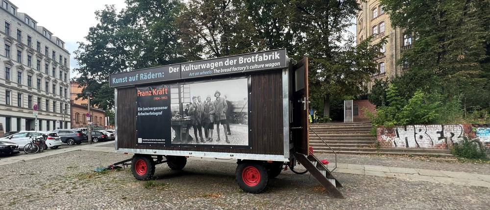 Der Kulturwagen der Brotfabrik steht in diesem Sommer wieder am Wasserturm im Kollwitzkiez.