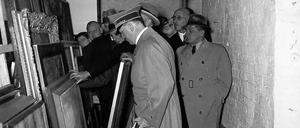 Beschlagnahmt und an Kunsthändler wie Hildebrand Gurlitt weitergegeben. Adolf Hitler am 13.Januar 1938 vor beschlagnahmten Kunstwerken im Depot im Viktoriaspeicher in Berlin. 